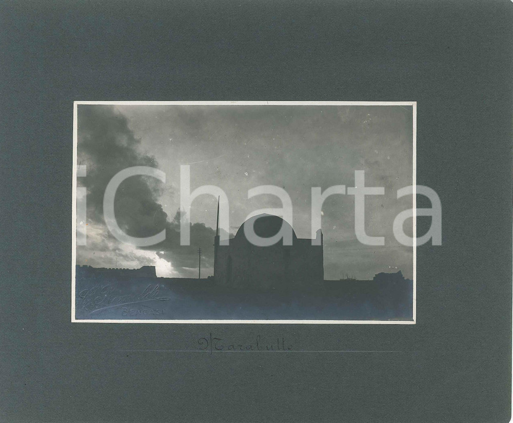 1920 BENGASI (LIBIA ITALIANA) Marabutto al tramonto - Foto C. RIMOLDI 22x18 cm Fotografia originale d'epoca, montata su cartoncino morbido.Al verso &egrave; presente una seconda fotografia, con didascalia "Cirene - Colonne romane".FOTOGRAFO: C. Rimoldi - BengasiCONDIZIONI: G FORMATO: 22x18 cm    originale e autentica 1