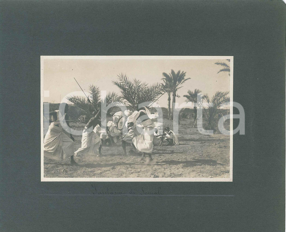 1920 BENGASI (LIBIA ITALIANA) Fantasia di somali - Foto C. RIMOLDI 22x18 cm Fotografia originale d'epoca, montata su cartoncino morbido.Al verso &egrave; presente una seconda fotografia, con didascalia "Tipo di donna araba".FOTOGRAFO: C. Rimoldi - BengasiCONDIZIONI: G FORMATO: 22x18 cm    originale e autentica 1