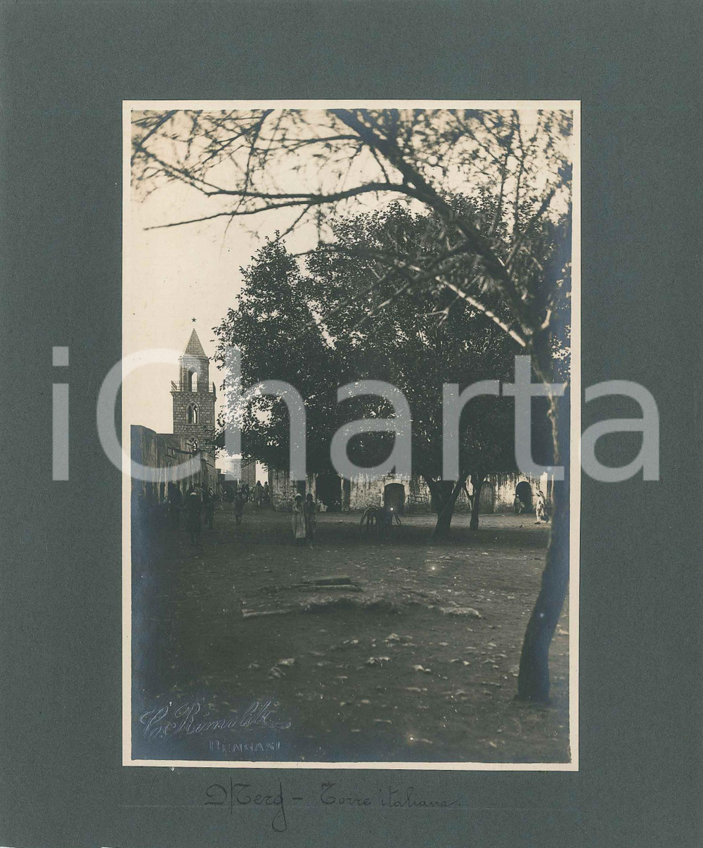 1920 MERG (LIBIA) Torre italiana - Foto C. RIMOLDI 18x22 cm Fotografia originale d'epoca, montata su cartoncino morbido.Al verso &egrave; presente una seconda fotografia, con didascalia "Una banda di cavalieri arabi" (Bengasi).FOTOGRAFO: C. Rimoldi - BengasiCONDIZIONI: G FORMATO: 18x22 cm    originale e autentica 1