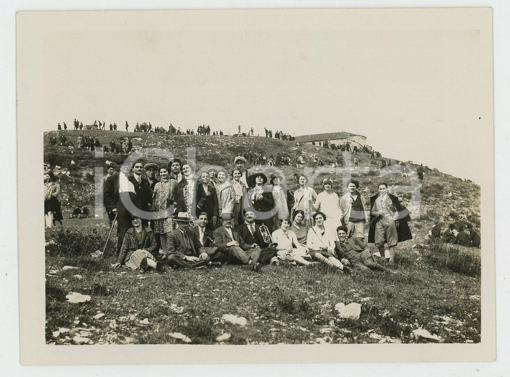 1920 ca LOMBARDIA Gruppo Escursionisti VOGHERA - Ritratto su un prato *Foto (1) Fotografia d'epoca. GOOD/buono  Formato: 12 x 9 cm originale e autentica 1