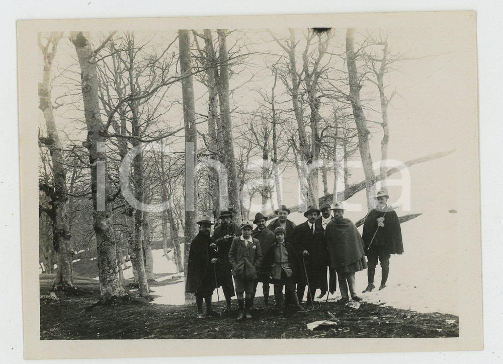 1920 ca LOMBARDIA Gruppo Escursionisti VOGHERA - Ritratto nel bosco con la neve Fotografia d'epoca. GOOD/buono  Formato: 12 x 9 cm originale e autentica 1