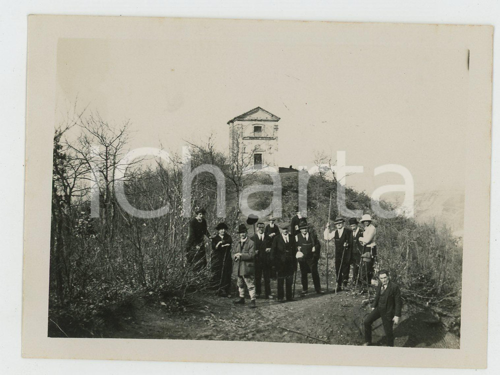 1920 ca LOMBARDIA Gruppo Escursionisti VOGHERA -Ritratto con chiesa sullo sfondo Fotografia d'epoca. GOOD/buono  Formato: 12 x 9 cm originale e autentica 1