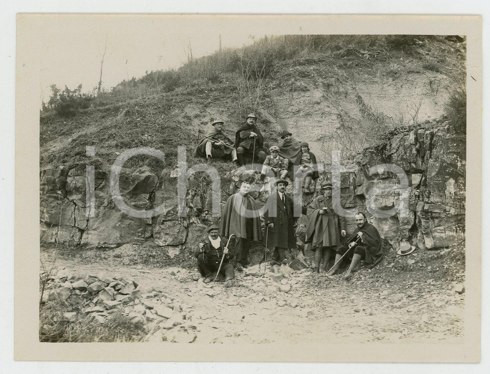 1920 ca LOMBARDIA Gruppo Escursionisti VOGHERA - Ritratto davanti a rocce *Foto Fotografia d'epoca. GOOD/buono Lievi smussature angolari e piccoli segni al lato destro Formato: 12 x 9 cm originale e autentica 1