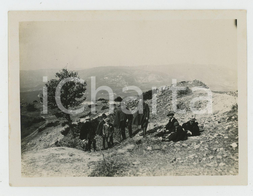 1920 ca LOMBARDIA Gruppo Escursionisti VOGHERA - Ritratto con paesaggio *Foto Fotografia d'epoca. FAIR/discreto Lievi smussature e abrasioni angolari Formato: 12 x 9 cm originale e autentica 1