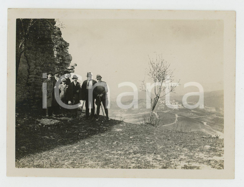 1920 ca LOMBARDIA Gruppo Escursionisti VOGHERA - Ritratto con rudere e paesaggio Fotografia d'epoca. FAIR/discreto Lievi smussature angolari e piccola piegatura all'angolo superiore destro Formato: 12 x 9 cm originale e autentica 1