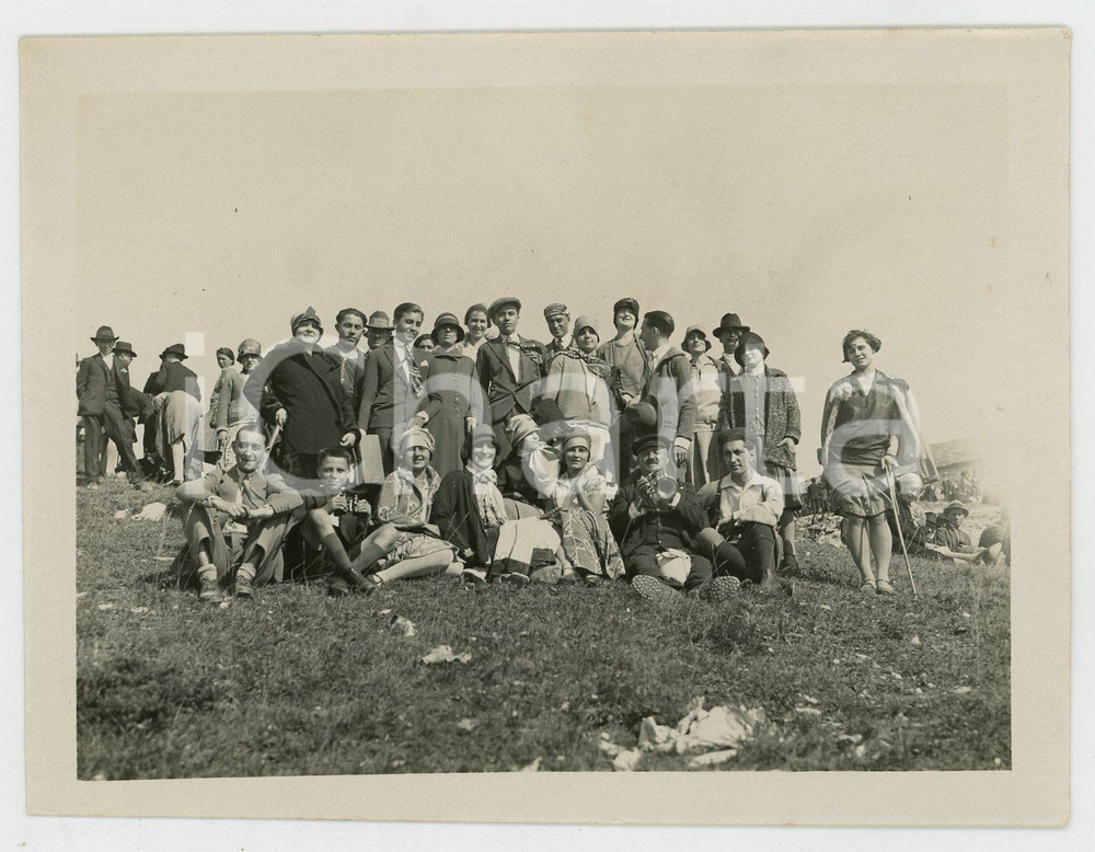 1920 ca LOMBARDIA Gruppo Escursionisti VOGHERA - Ritratto su un prato *Foto (4) Fotografia d'epoca. GOOD/buono Lievi smussature angolari Formato: 12 x 9 cm originale e autentica 1