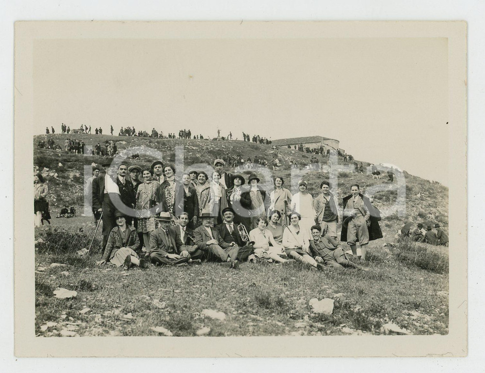 1920 ca LOMBARDIA Gruppo Escursionisti VOGHERA - Ritratto su un prato *Foto (2) Fotografia d'epoca. FAIR/discreto Lievi smussature angolari, piegatura e abrasioni evidenti al lato destro Formato: 12 x 9 cm originale e autentica 1