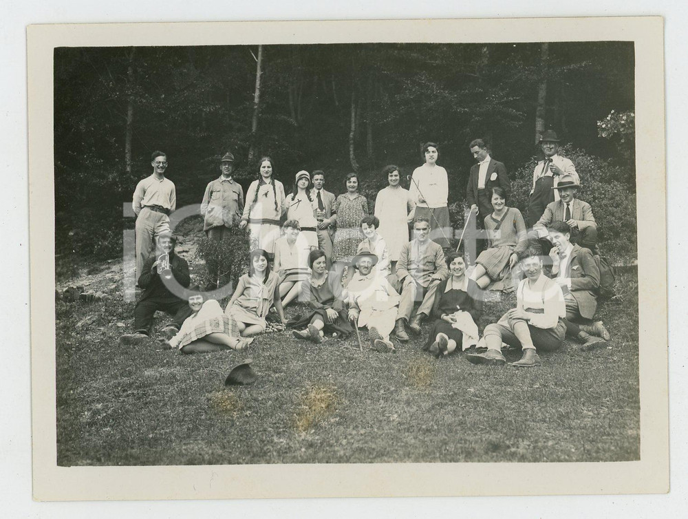 1920 ca LOMBARDIA Gruppo Escursionisti VOGHERA - Ritratto in un bosco *Foto (1) Fotografia d'epoca. FAIR/discreto Lievi smussature angolari e piccoli difetti di stampa Formato: 12 x 9 cm originale e autentica 1