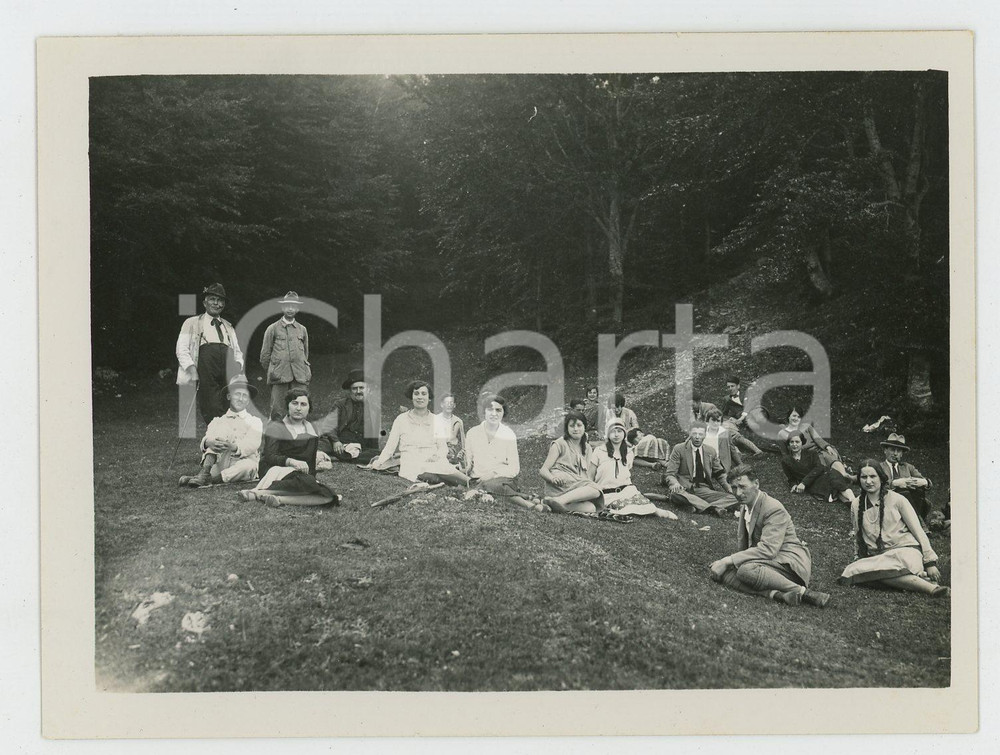 1920 ca LOMBARDIA Gruppo Escursionisti VOGHERA - Ritratto in un bosco *Foto (2) Fotografia d'epoca. GOOD/buono Lievi smussature angolari Formato: 12 x 9 cm originale e autentica 1