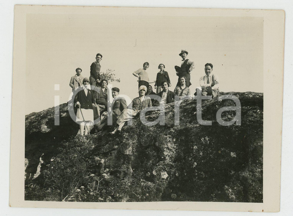 1920 ca LOMBARDIA Gruppo Escursionisti VOGHERA - Ritratto su una roccia *Foto Fotografia d'epoca. FAIR/discreto Lievi smussature angolari e al lato superiore, piccolo segno al lato inferiore. Formato: 12 x 9 cm originale e autentica 1