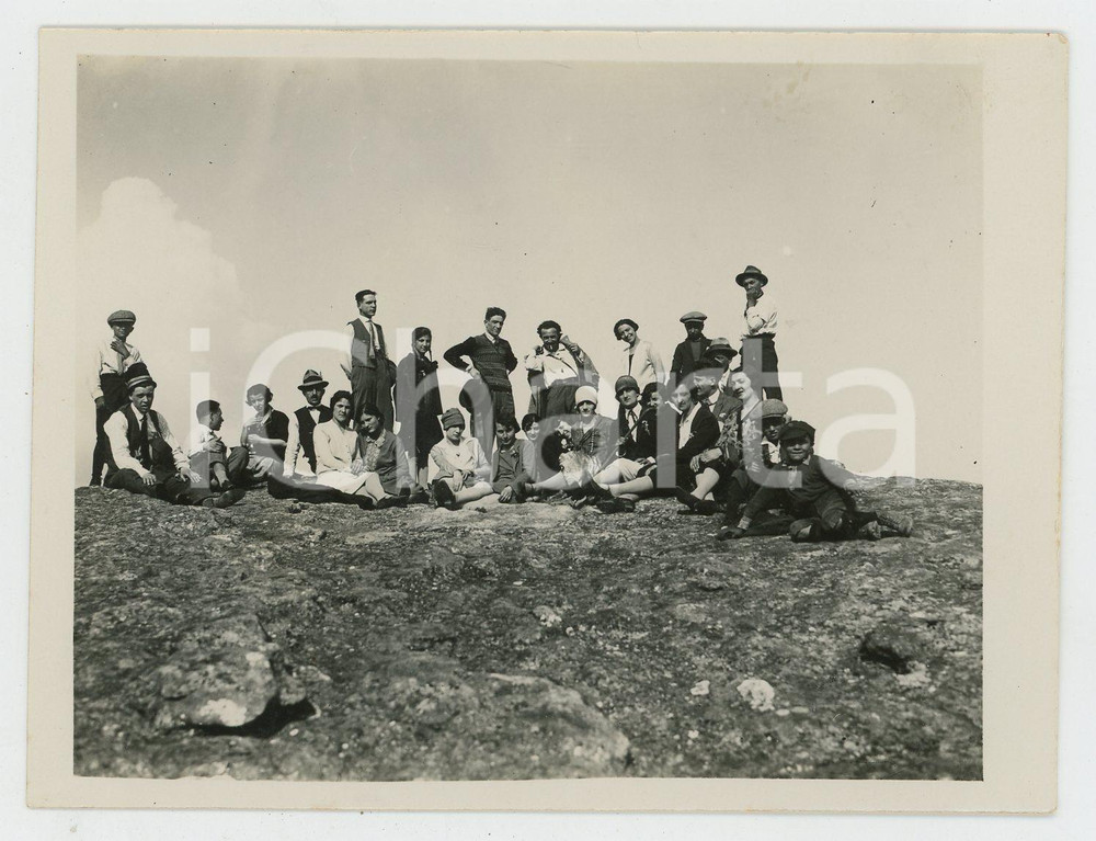 1920 ca LOMBARDIA Gruppo Escursionisti VOGHERA - Ritratto tra le rocce *Foto Fotografia d'epoca. FAIR/discreto Lievi smussature e piegature angolari, piccoli segni al lato superiore Formato: 12 x 9 cm originale e autentica 1
