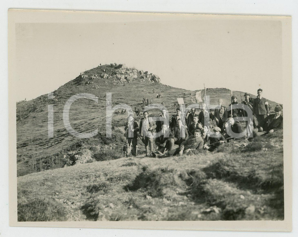 1920 ca LOMBARDIA Gruppo Escursionisti VOGHERA - Ritratto in collina *Foto Fotografia d'epoca. FAIR/discreto Lieve difetto al lato superiore Formato: 12 x 9 cm originale e autentica 1