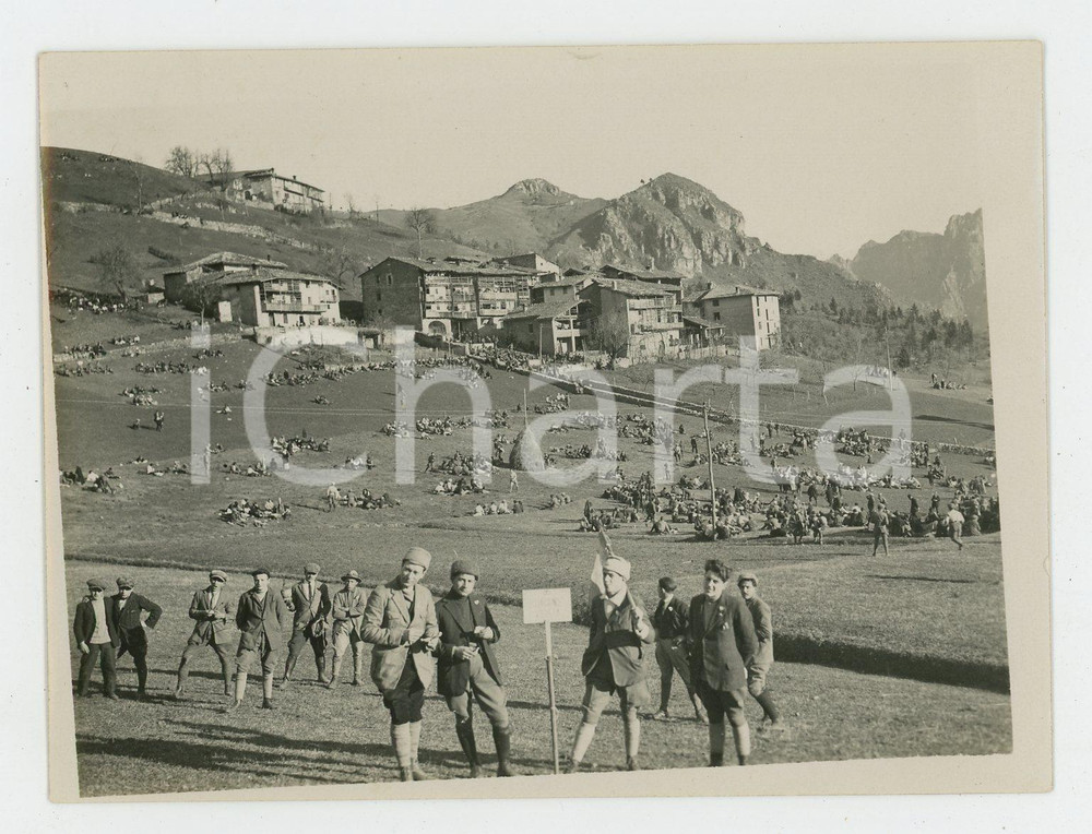 1920 ca ALTA VAL SERIANA Gruppo Escursionisti VOGHERA - Ritratto con montagne Fotografia d'epoca. GOOD/buono Lievi smussature angolari Formato: 12 x 9 cm originale e autentica 1