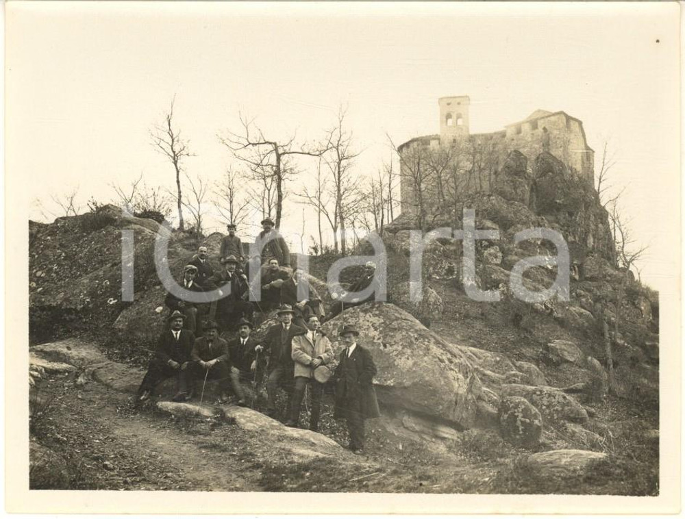 1920 ca LOMBARDIA Gruppo Escursionisti VOGHERA - Gita al castello - Foto (1) Fotografia d'epoca. GOOD/buono  Formato: 12x9 cm originale e autentica 1