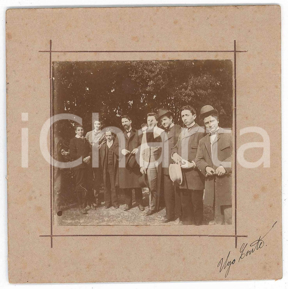 1900 ca CASTELLI ROMANI - Gruppo di giovani in villeggiatura *Foto VINTAGE 12x12 Fotografia d'epoca montata su cartoncino rigido.Firma "Ugo Conte" al recto.CONDIZIONI: GFORMATO: 12x12 cm    originale e autentica 1