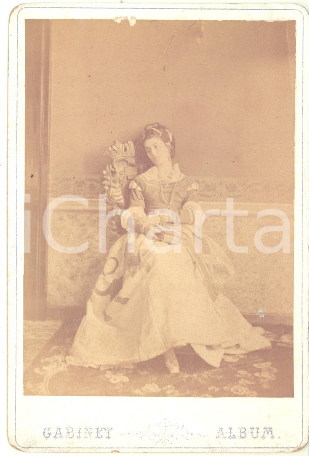 1880 ca ROMA Ritratto di nobildonna seduta con libro e leone sull'abito - Foto Fotografia d'epoca montata su cartoncino rigido.CONDIZIONI: F (minima abrasione al lato superiore; piccola macchia centrale)FORMATO: 11x16 cm    originale e autentica 1