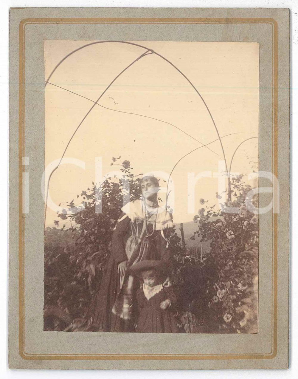 1900 ca COLLI ALBANI Ritratto di balia e bambina in giardino - Foto 10x13 cm Fotografia d'epoca montata su cartoncino rigido.CONDIZIONI: GFORMATO:  10x13 cm    originale e autentica 1