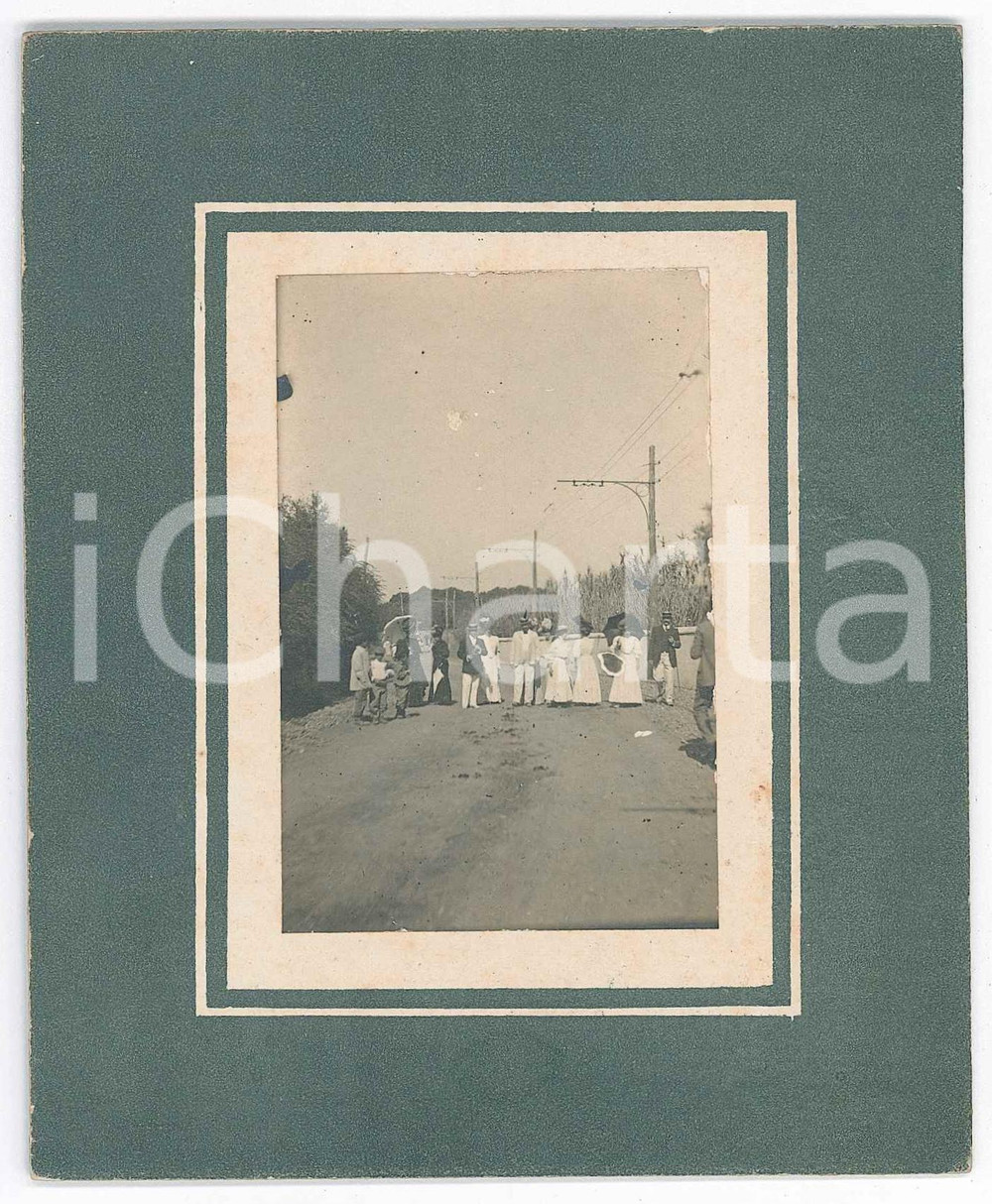 1905 ca Area di GROTTAFERRATA Nobili in escursione - Foto 11x14 cm Fotografia d'epoca montata su cartoncino rigido.Indicazione al verso: "Maria Polidori".CONDIZIONI: F (minime abrasioni superficiali)FORMATO: 11x14 cm    originale e autentica 1