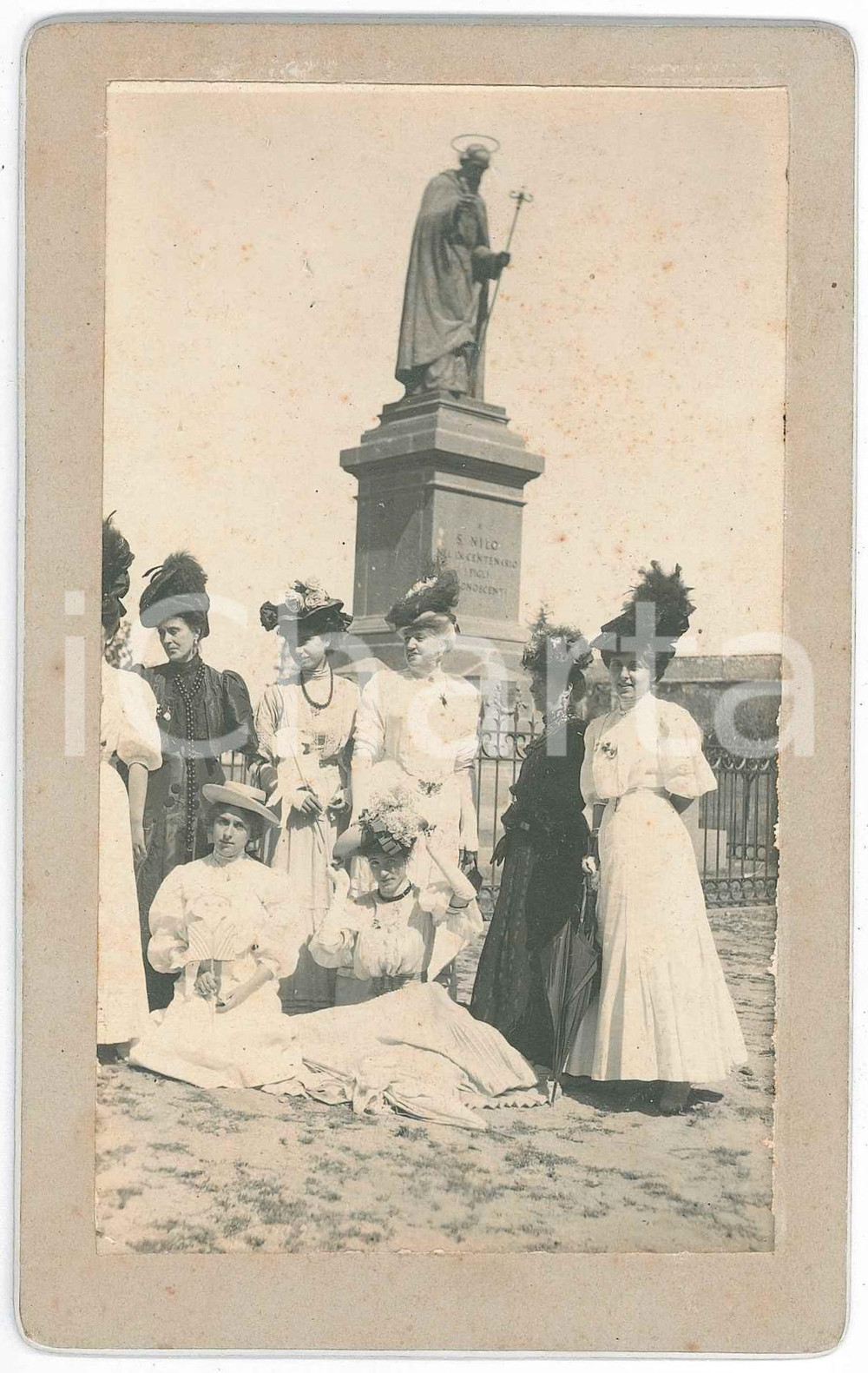 1905 ca GROTTAFERRATA Nobildonne in visita all'Abbazia di San Nilo - Foto 10x16 Fotografia d'epoca montata su cartoncino rigido.CONDIZIONI: G (minime abrasioni marginali)FORMATO: 10x16 cm    originale e autentica 1