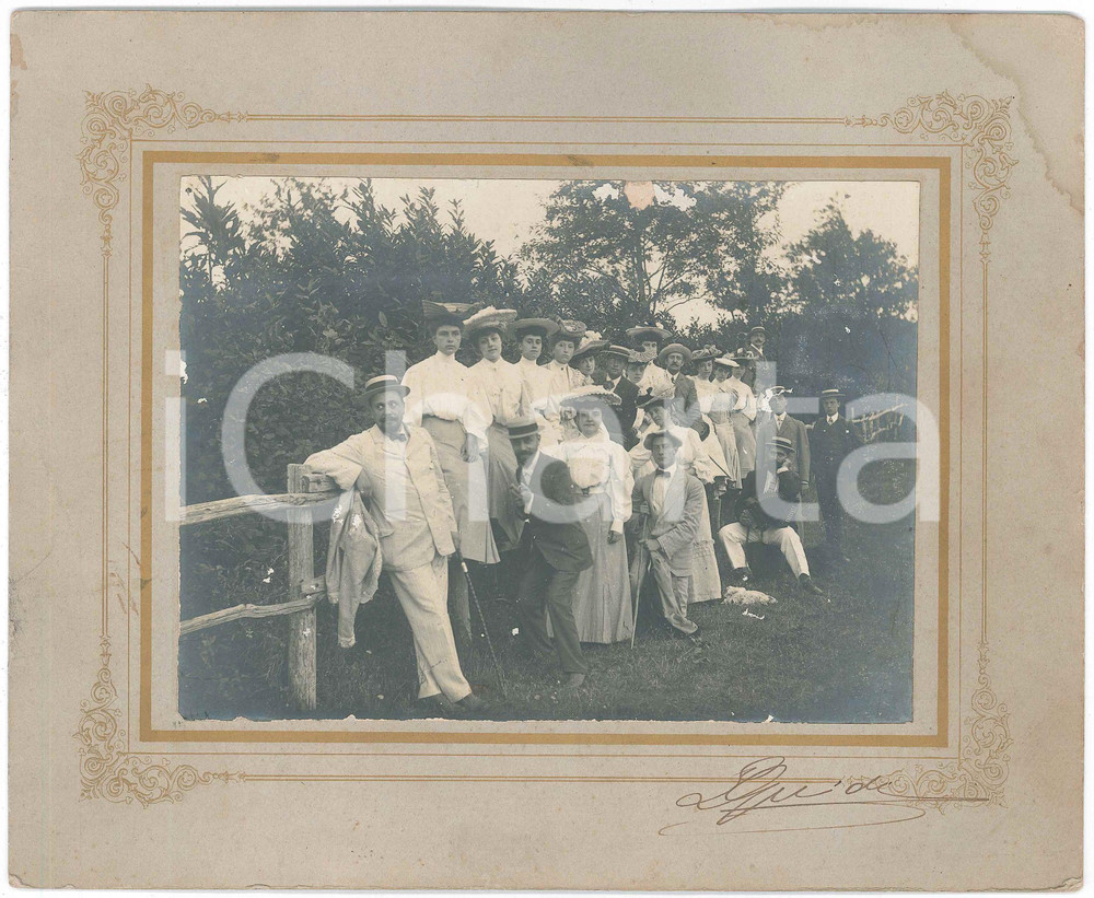 1900 ca CASTELLI ROMANI - Escursionisti in campagna (1) Foto VINTAGE 24x20 Fotografia d'epoca montata su cartoncino.Firma "L. Guidi" al recto.CONDIZIONI: F (piccole abrasioni; macchie di umidit&agrave; al cartoncino)FORMATO: 24x20 cm    originale e autentica 1