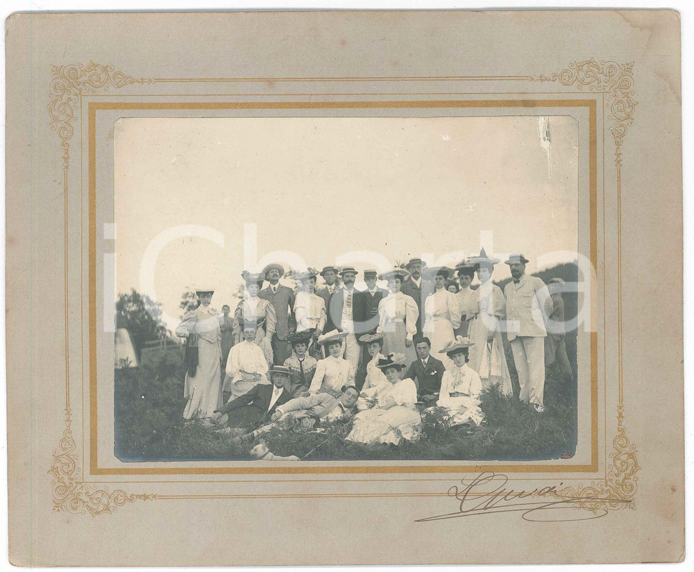1900 ca CASTELLI ROMANI - Escursionisti in campagna (2) Foto VINTAGE 24x20 Fotografia d'epoca montata su cartoncino.Firma "L. Guidi" al recto.CONDIZIONI: F (piccole abrasioni; macchie di umidit&agrave; al cartoncino; difetti di stampa)FORMATO: 24x20 cm    originale e autentica 1