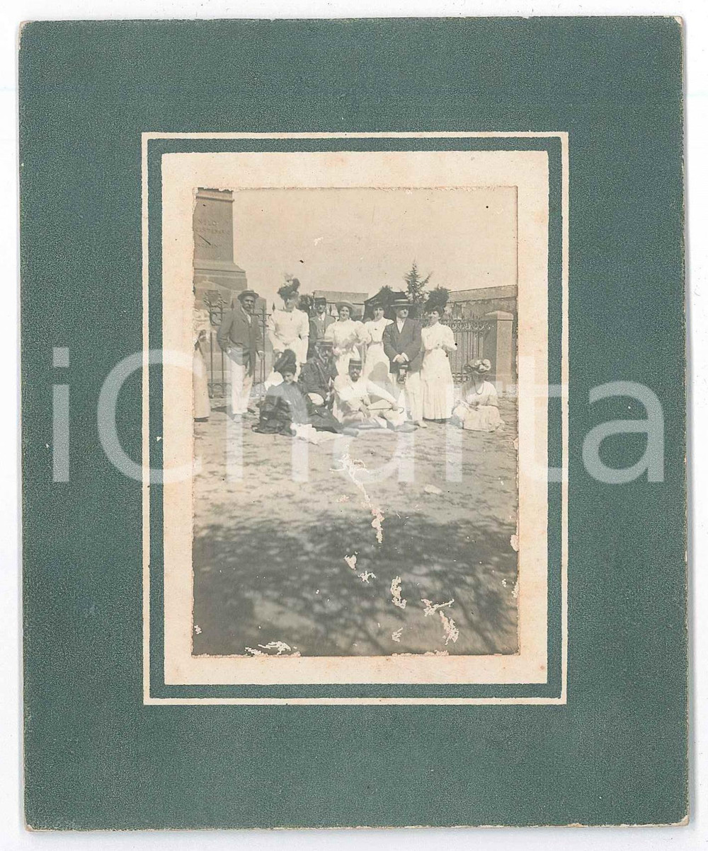 1905 ca GROTTAFERRATA Nobili in visita all'Abbazia di San Nilo - Foto 11x14 Fotografia d'epoca montata su cartoncino rigido.CONDIZIONI: P (abrasioni superficiali)FORMATO: 11x14 cm    originale e autentica 1