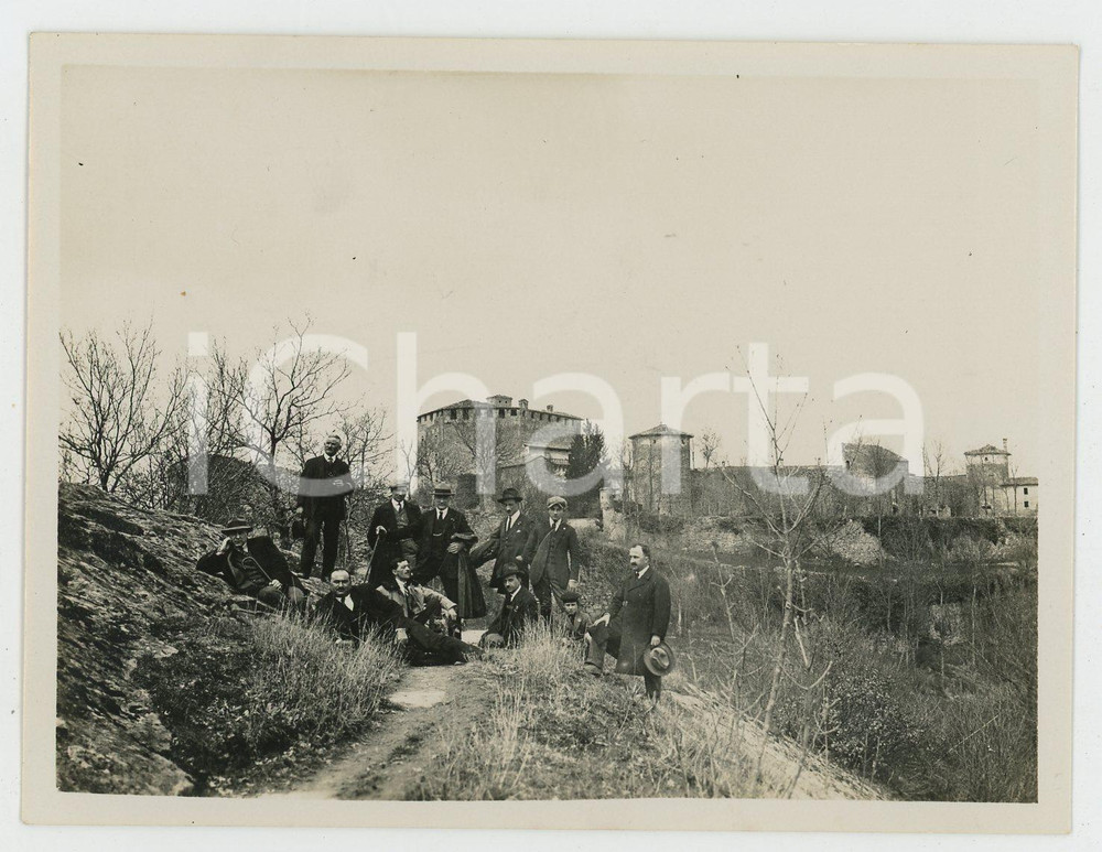 1920 ca LOMBARDIA Gruppo Escursionisti VOGHERA - Gita al castello - Foto (3) Fotografia d'epoca. GOOD/buono Piccoli segni nella parte superiore Formato: 12 x 9 cm originale e autentica 1