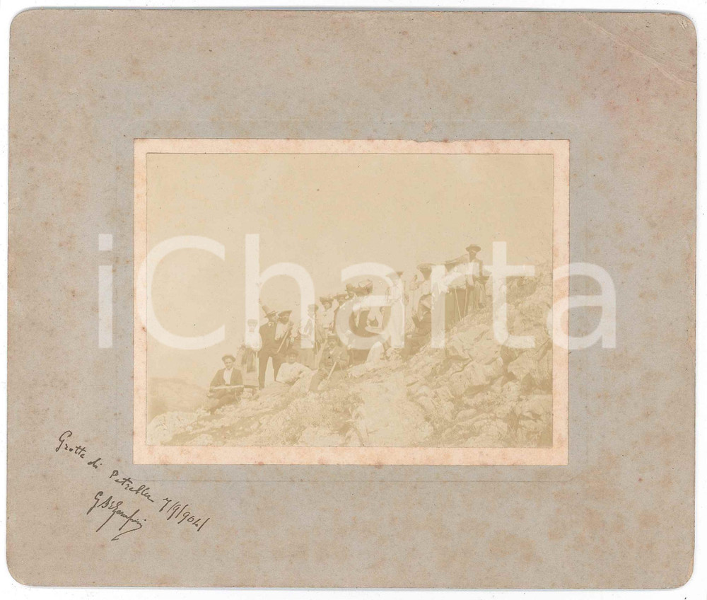 1904 PETRELLA LIRI (AQ) Escursionisti alle Grotte di Beatrice Cenci - Foto 19x16 Fotografia d'epoca montata su cartoncino rigido.Dedica manoscritta di Giovanni Battista Garassini.CONDIZIONI: F (piegature angolari al cartoncino e lievi fioriture)FORMATO: 19x16 cm    originale e autentica 1