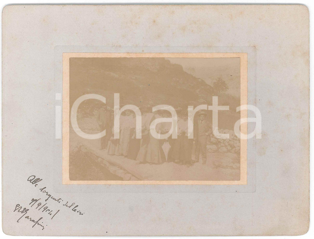 1904 PETRELLA LIRI (AQ) Escursionisti alle sorgenti del Liri - Foto 20x15 Fotografia d'epoca montata su cartoncino rigido.Dedica manoscritta di Giovanni Battista Garassini.CONDIZIONI: F (lievi fioriture)FORMATO: 20x15 cm    originale e autentica 1