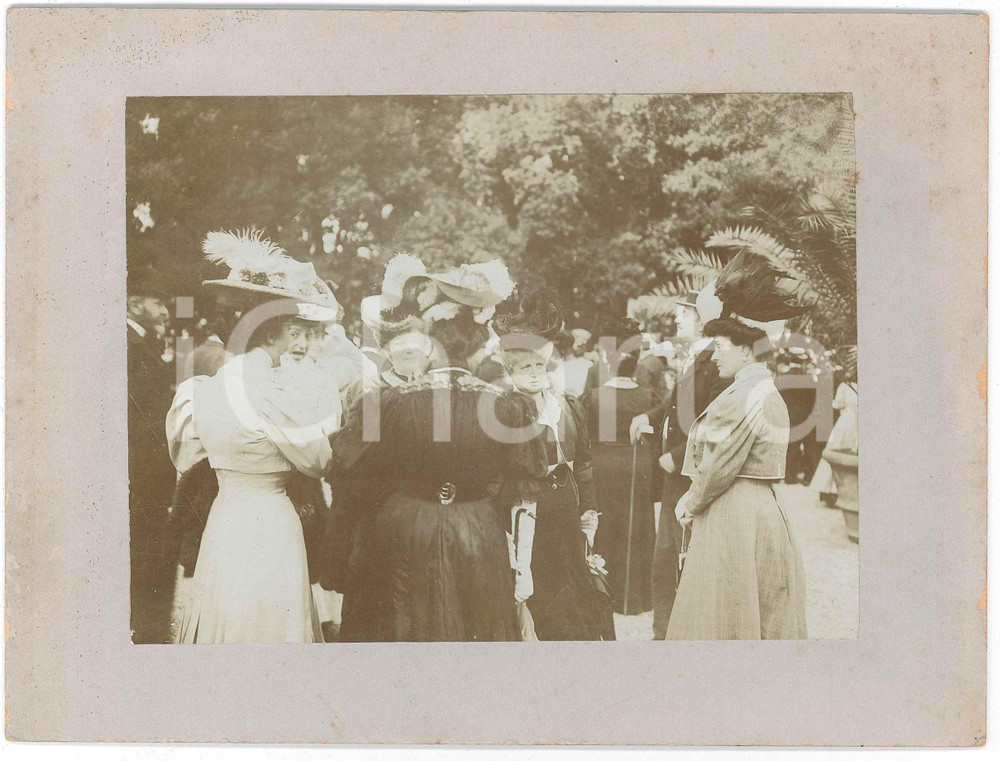 1905 ca Area di ROMA Gruppo di nobildonne in giardino - Foto 21x15 cm Fotografia d'epoca montata su cartoncino rigido.CONDIZIONI: G (minima abrasione al verso)FORMATO: 21x15 cm    originale e autentica 1
