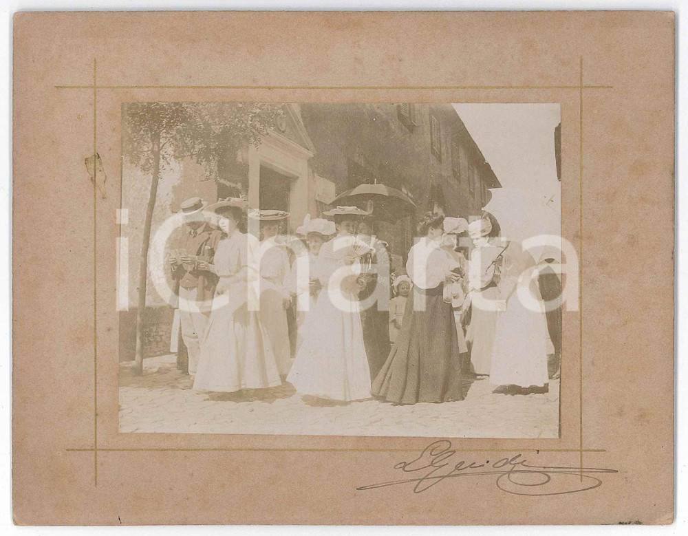 1900 ca CASTELLI ROMANI Donne escursioniste in visita - Foto VINTAGE 17x13 Fotografia d'epoca montata su cartoncino rigido.Firma "L. Guidi" al recto.CONDIZIONI: G (lievi piegature angolari)FORMATO: 17x13 cm    originale e autentica 1