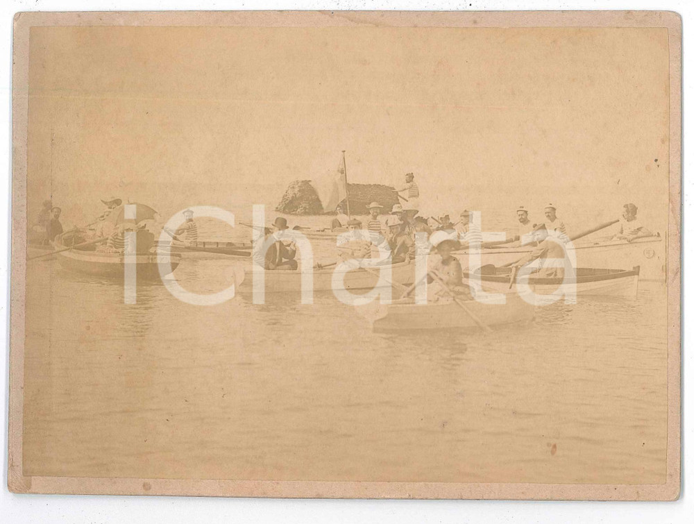 1890 ca LAZIO - MARE - Turisti in barca con bagnini - Foto VINTAGE 18x13 cm Fotografia d'epoca montata su cartoncino rigido.CONDIZIONI: F (lievi macchie di umidit&agrave;)FORMATO: 11x16 cm    originale e autentica 1