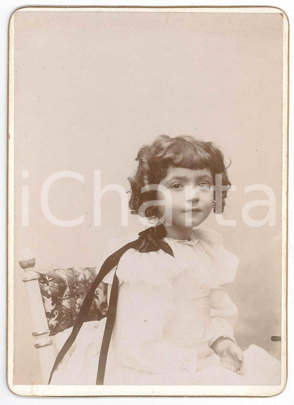 1900 ca ITALIA Ritratto di bambina seduta in abito bianco (2) Foto 13x18 cm Fotografia d'epoca montata su cartoncino rigido.CONDIZIONI: GFORMATO: 13x18 cm    originale e autentica 1