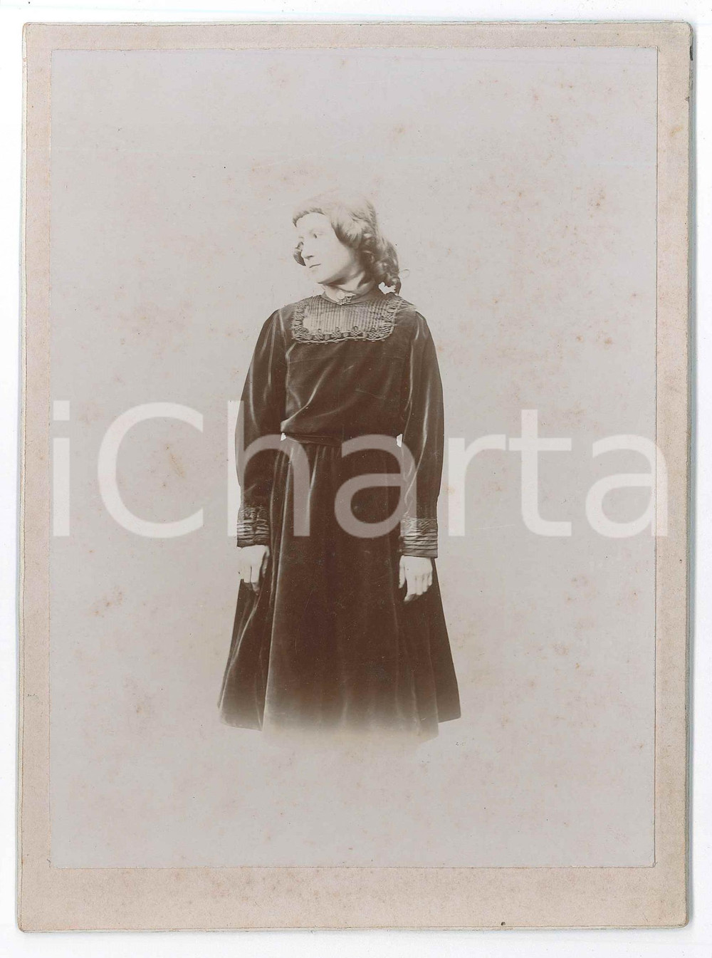 1900 ca ITALIA Ritratto di ragazza in abito di velluto - Foto 13x18 cm Fotografia d'epoca montata su cartoncino rigido.CONDIZIONI: GFORMATO: 13x18 cm    originale e autentica 1