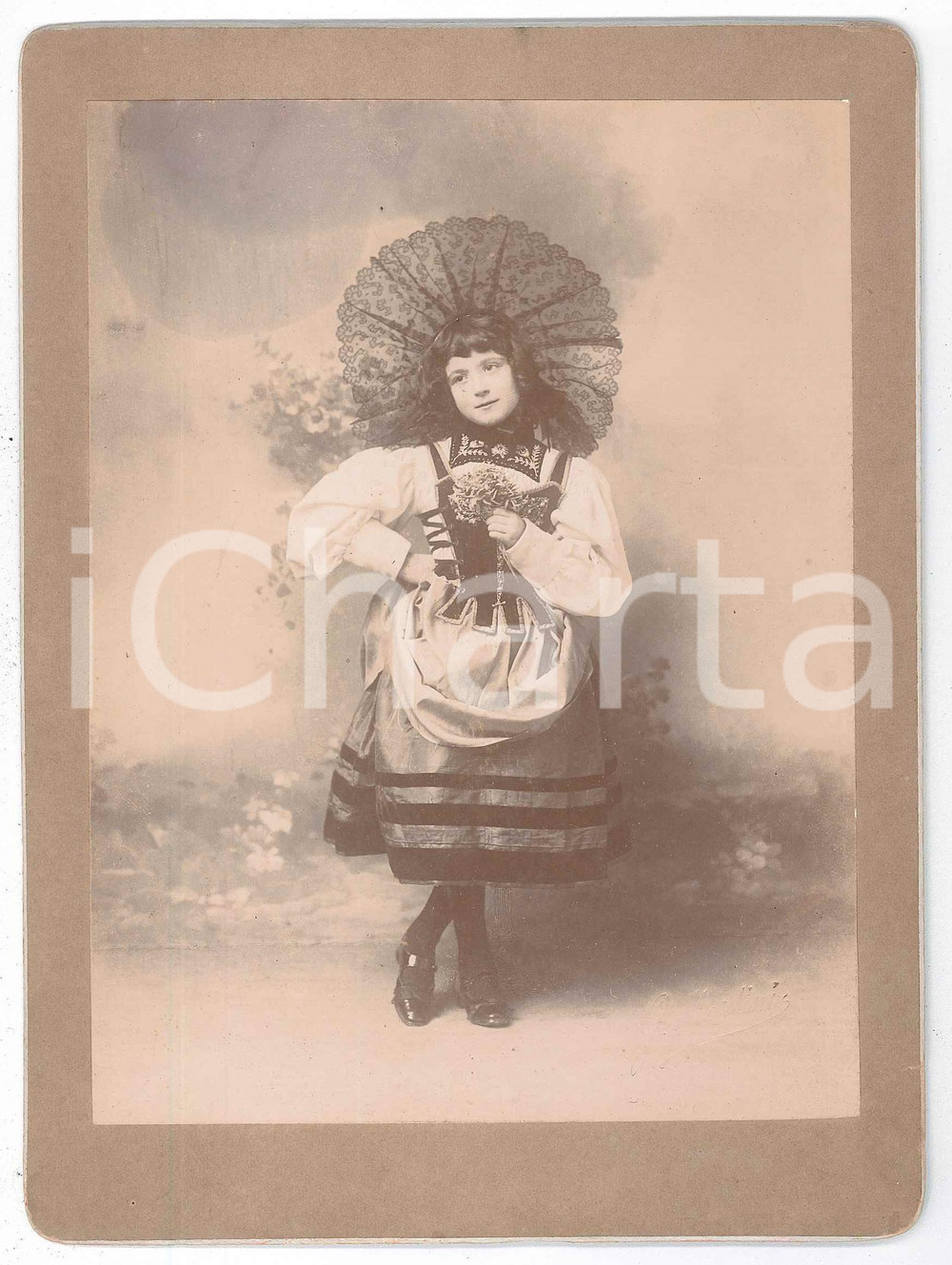 1900 ca ROMA Ritratto di bambina in costume popolare - Foto G. MARTINI RARA Fotografia d'epoca montata su cartoncino rigido.FOTOGRAFO: G. Martini - RomaCONDIZIONI: GFORMATO: 14x19 cm    originale e autentica 1