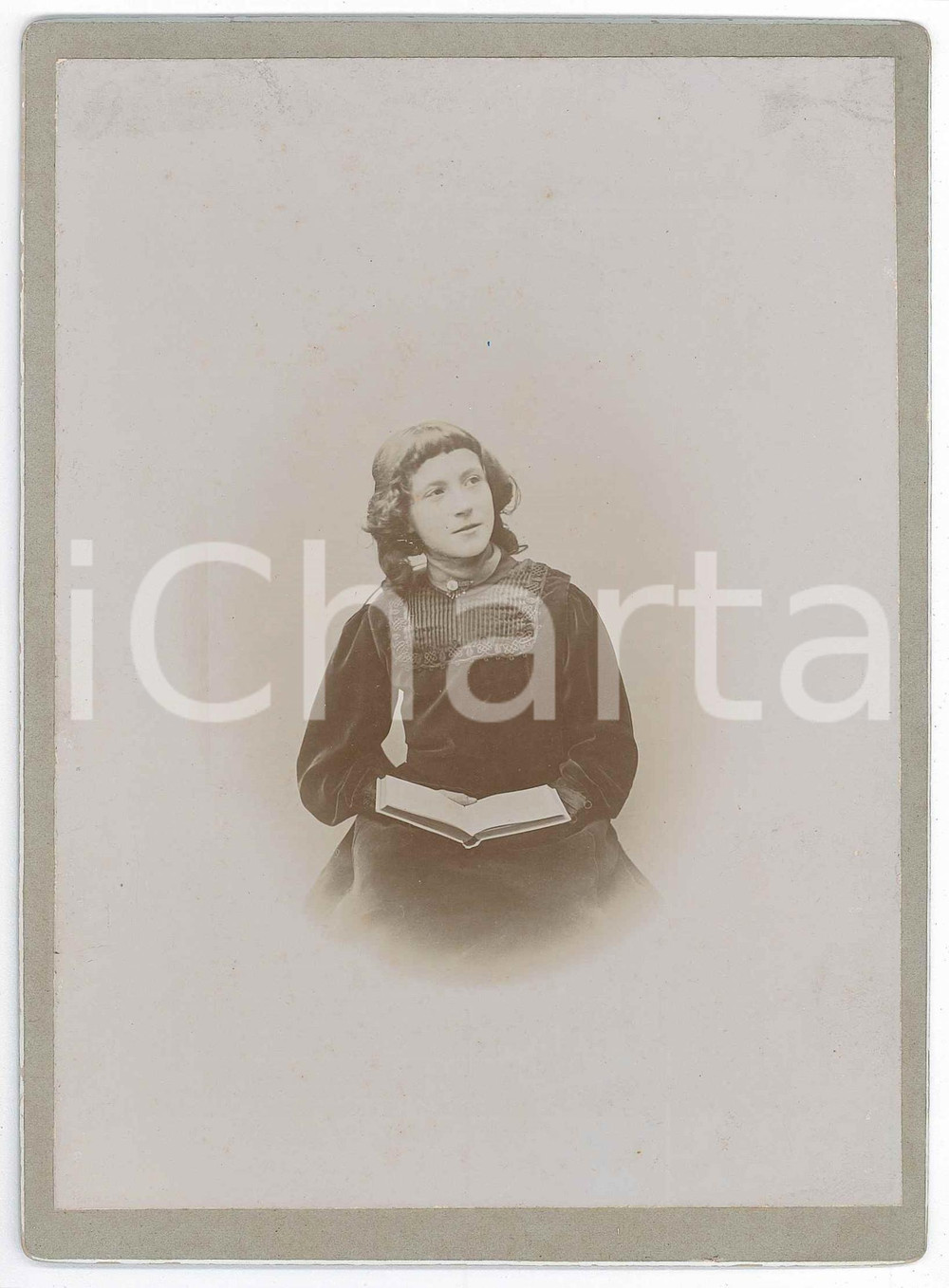 1900 ca ITALIA Ritratto di ragazza con un libro - Foto 13x18 cm Fotografia d'epoca montata su cartoncino rigido.CONDIZIONI: GFORMATO: 13x18 cm    originale e autentica 1