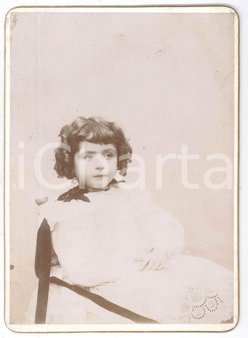 1900 ca ITALIA Ritratto di bambina seduta in abito bianco (1) Foto 13x18 cm Fotografia d'epoca montata su cartoncino rigido.CONDIZIONI: GFORMATO: 13x18 cm    originale e autentica 1