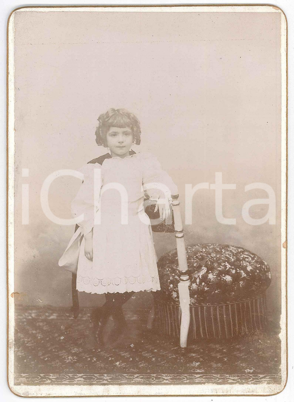 1900 ca ITALIA Ritratto di bambina in abito bianco - Foto 13x18 cm Fotografia d'epoca montata su cartoncino rigido.CONDIZIONI: GFORMATO: 13x18 cm    originale e autentica 1