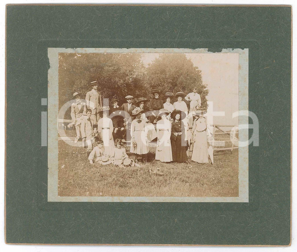 1909 FRASCATI Villa ALDOBRANDINI - Escursionisti nel parco (3) Foto 17x14 cm Fotografia d'epoca montata su cartoncino rigido.Didascalia manoscritta al verso: "Villa Aldobrandini - Settembre 1909 - V. De Spinoza".CONDIZIONI: F (minime abrasioni)FORMATO: 17x14 cm    originale e autentica 1