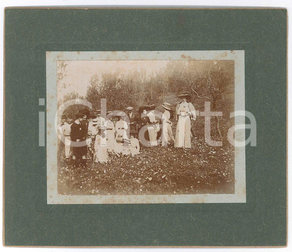 1909 FRASCATI Villa ALDOBRANDINI - Escursionisti nel parco (2) Foto 17x14 cm Fotografia d'epoca montata su cartoncino rigido.Didascalia manoscritta al verso: "Villa Aldobrandini - Settembre 1909 - V. De Spinoza".CONDIZIONI: F (lievi  fioriture)FORMATO: 17x14 cm    originale e autentica 1