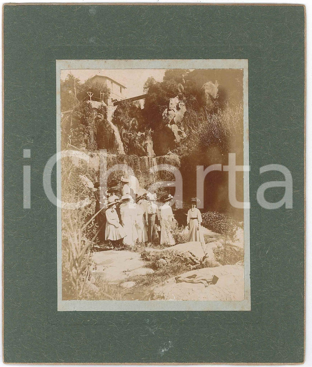 1909 FRASCATI Escursionisti verso Villa ALDOBRANDINI - Foto 14x17 cm Fotografia d'epoca montata su cartoncino rigido.Didascalia manoscritta al verso: "Capanne - Settembre 1909 - V. De Spinoza".CONDIZIONI: GFORMATO: 14x17 cm    originale e autentica 1