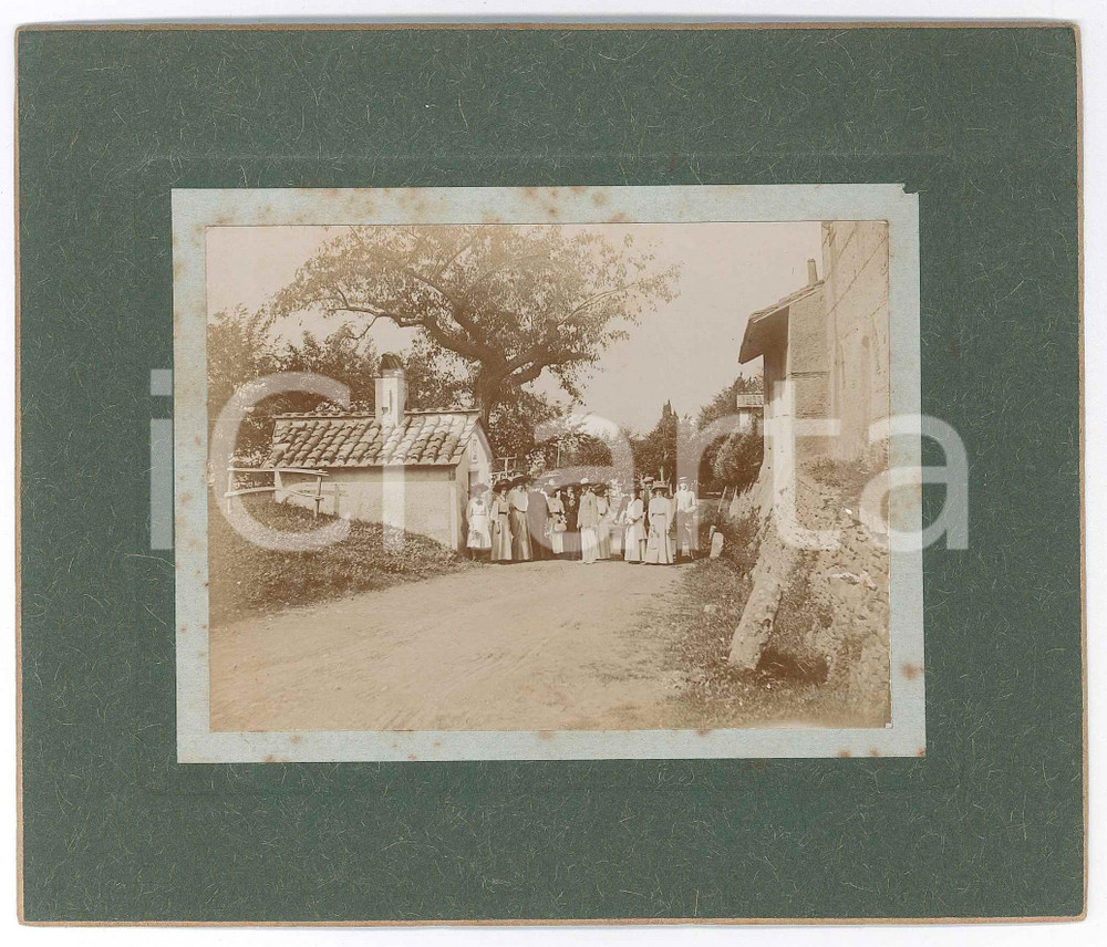 1909 FRASCATI Villa ALDOBRANDINI - Escursionisti nel parco - Foto 17x14 cm Fotografia d'epoca montata su cartoncino rigido.Didascalia manoscritta al verso: "Villa Aldobrandini - Settembre 1909 - V. De Spinoza".CONDIZIONI: F (lievi  fioriture)FORMATO: 17x14 cm    originale e autentica 1