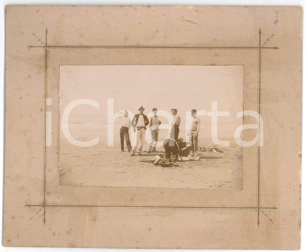 1900 ca LAGO ALBANO Gruppo di giovani in spiaggia - Foto VINTAGE 17x14 Fotografia d'epoca montata su cartoncino rigido.CONDIZIONI: F (fioriture)FORMATO: 17x14 cm    originale e autentica 1