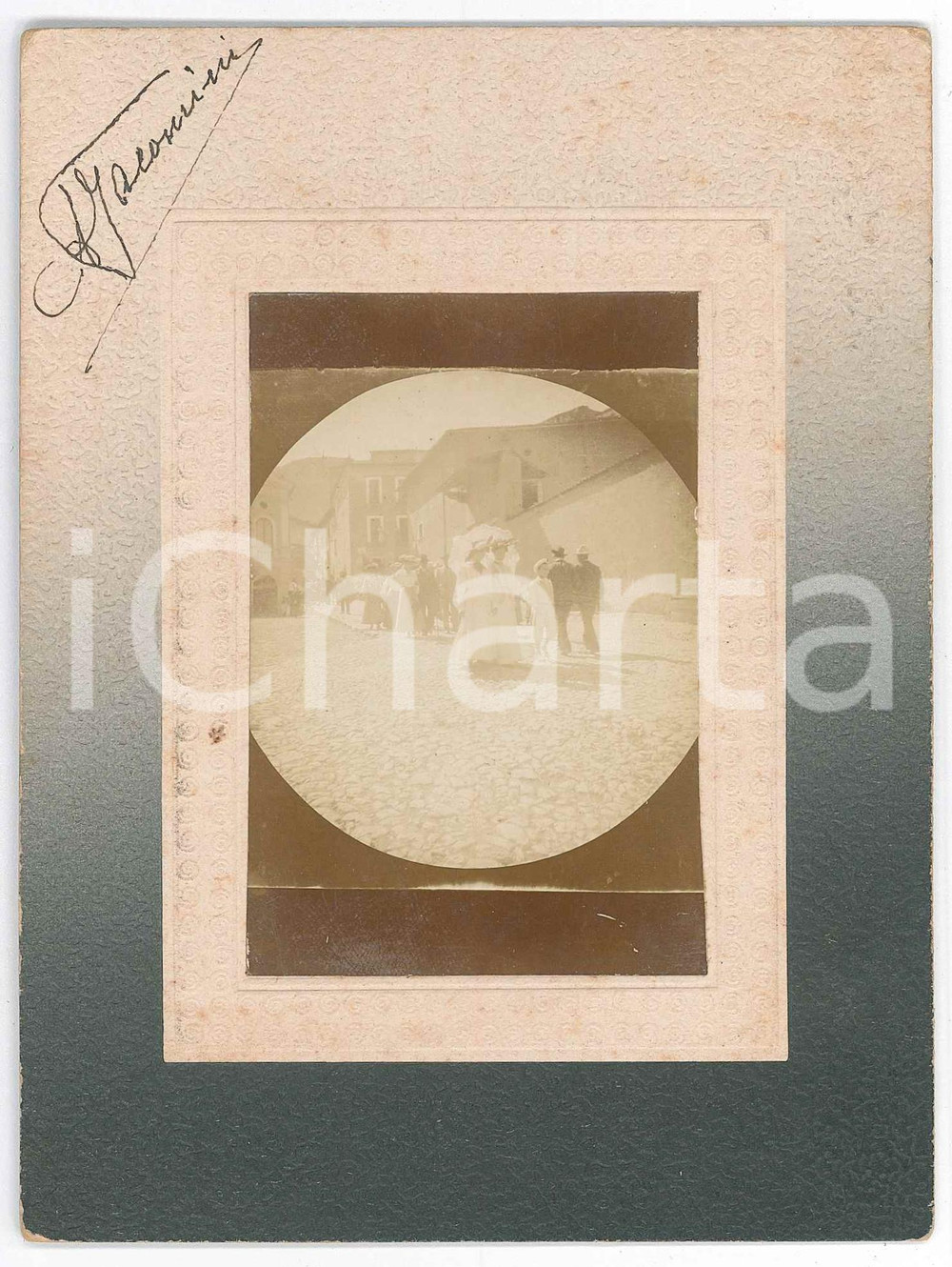1900 ca COLLI ALBANI - Escursionisti in un paese - Foto VINTAGE 12x16 cm Fotografia d'epoca montata su cartoncino rigido.Firma "A. Jacomini" al recto.CONDIZIONI: GFORMATO: 12x16 cm    originale e autentica 1