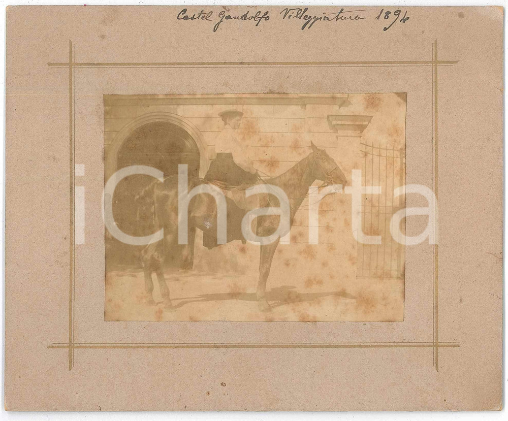 1894 CASTEL GANDOLFO Villeggiatura - Nobildonna a cavallo *Foto VINTAGE 16x13 Fotografia d'epoca montata su cartoncino rigido.Didascalia manoscritta al recto.CONDIZIONI: P (fioriture)FORMATO: 16x13 cm    originale e autentica 1