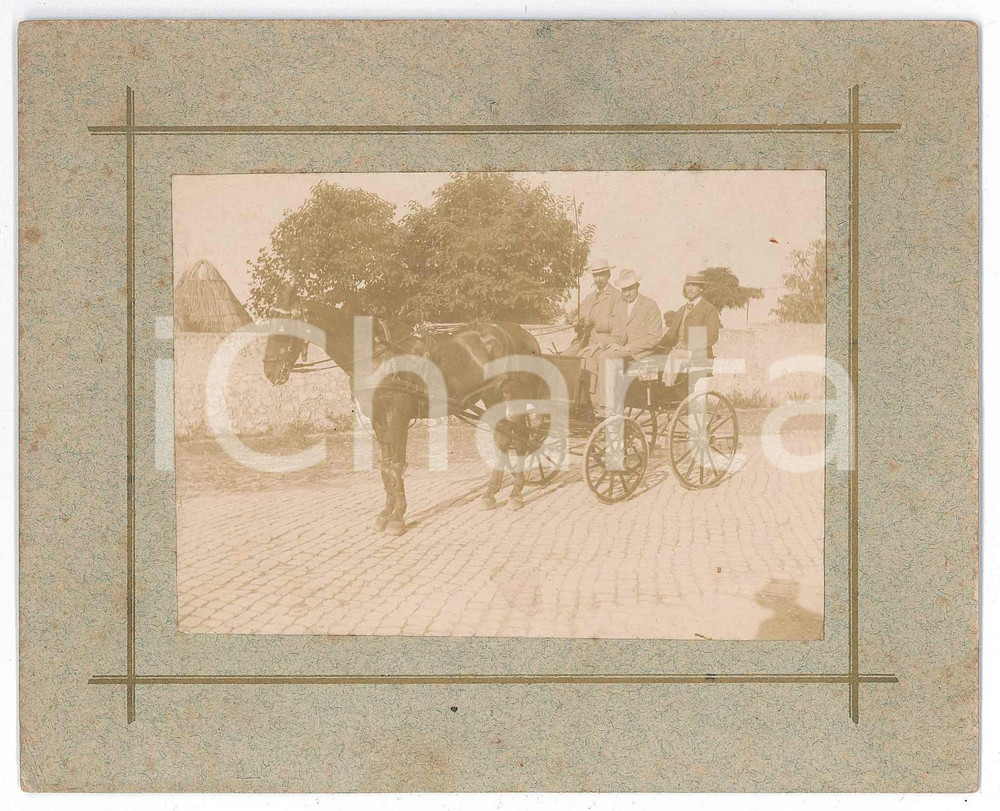 1900 ca CASTELLI ROMANI Villeggiatura - Uomini in calesse *Foto VINTAGE 16x13 Fotografia d'epoca montata su cartoncino rigido.CONDIZIONI: G (lievi fioriture)FORMATO: 16x13 cm    originale e autentica 1