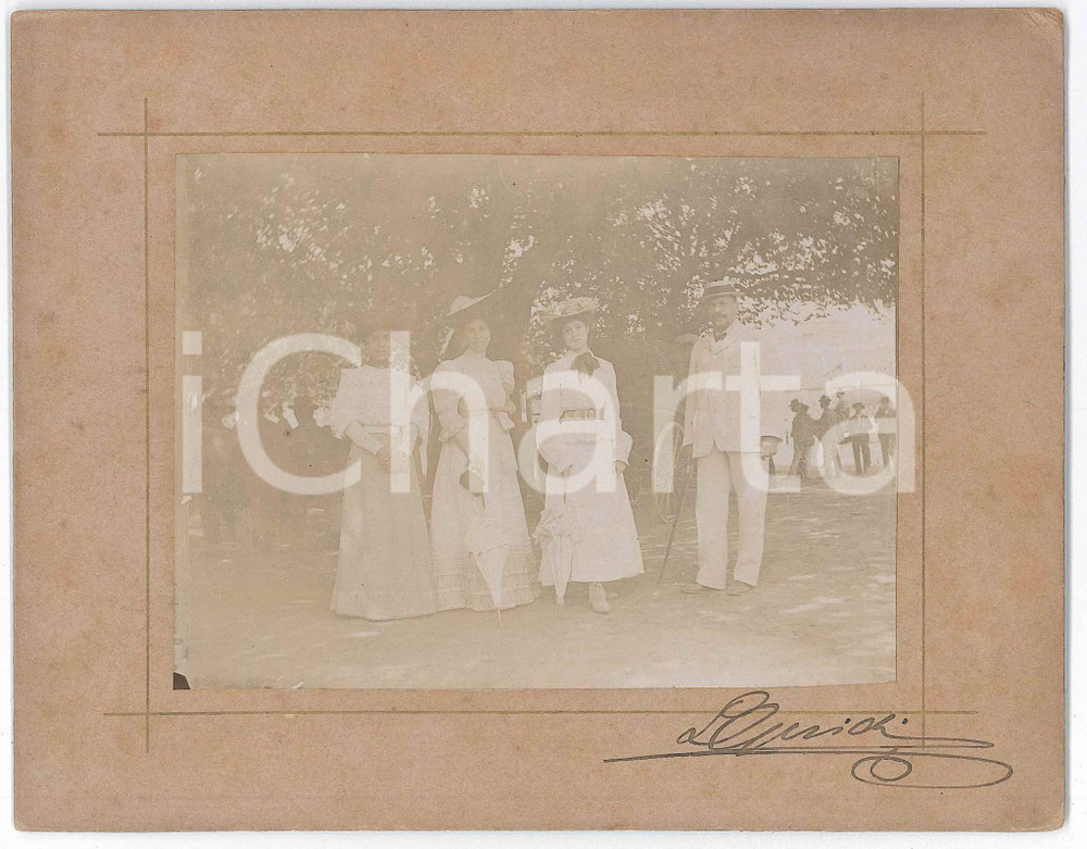 1900 ca CASTELLI ROMANI - Tre donne in villeggiatura *Foto VINTAGE 17x13 cm Fotografia d'epoca montata su cartoncino rigido.Firma "L. Guidi" al recto.CONDIZIONI: G (smussatura angolare)FORMATO: 17x13 cm    originale e autentica 1