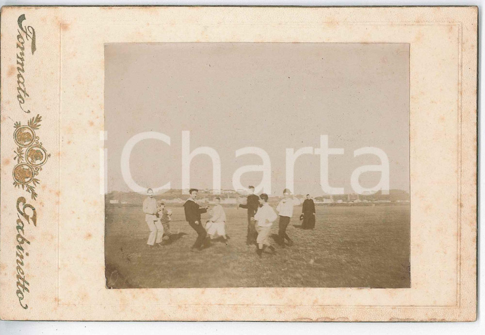 1890 ca Area di ROMA - Sacerdoti e bambini - Giochi in campagna *Foto 17x11 cm Fotografia d'epoca montata su cartoncino rigido.CONDIZIONI: G (fioriture)FORMATO: 17x11 cm    originale e autentica 1