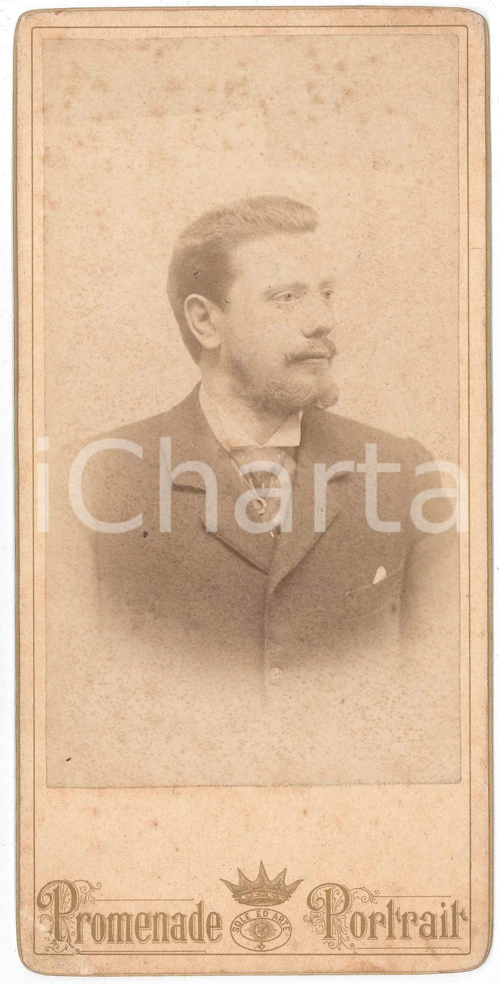 1890 ca ROMA Ritratto avv. Antonio JACOPETTI - Foto PERTICARARI 10x21 cm Fotografia d'epoca montata su cartoncino rigido, con didascalia manoscritta al verso.FOTOGRAFO: Assunta Perticarari in Fidanza - RomaCONDIZIONI: F (piegatura angolare; lievi fioriture)FORMATO: 10x21 cm    originale e autentica 1