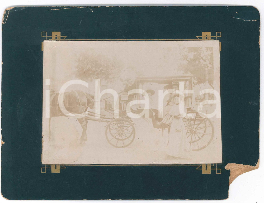1890 ca Area di ROMA Ritratto di nobildonne in carrozza - Foto 22x16 cm Fotografia d'epoca montata su cartoncino rigido.CONDIZIONI: VP (mancanza angolare al cartoncino, con piegature agli angoli superiori e piccole abrasioni)FORMATO: 22x16 cm    originale e autentica 1